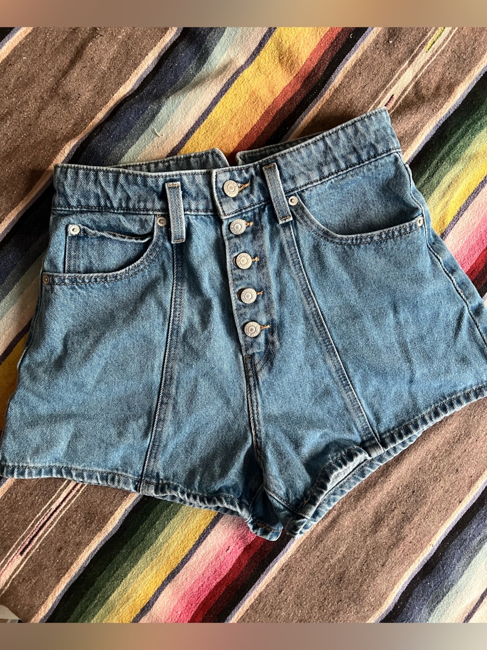 Levi’s mom shorts Hutton fly 28